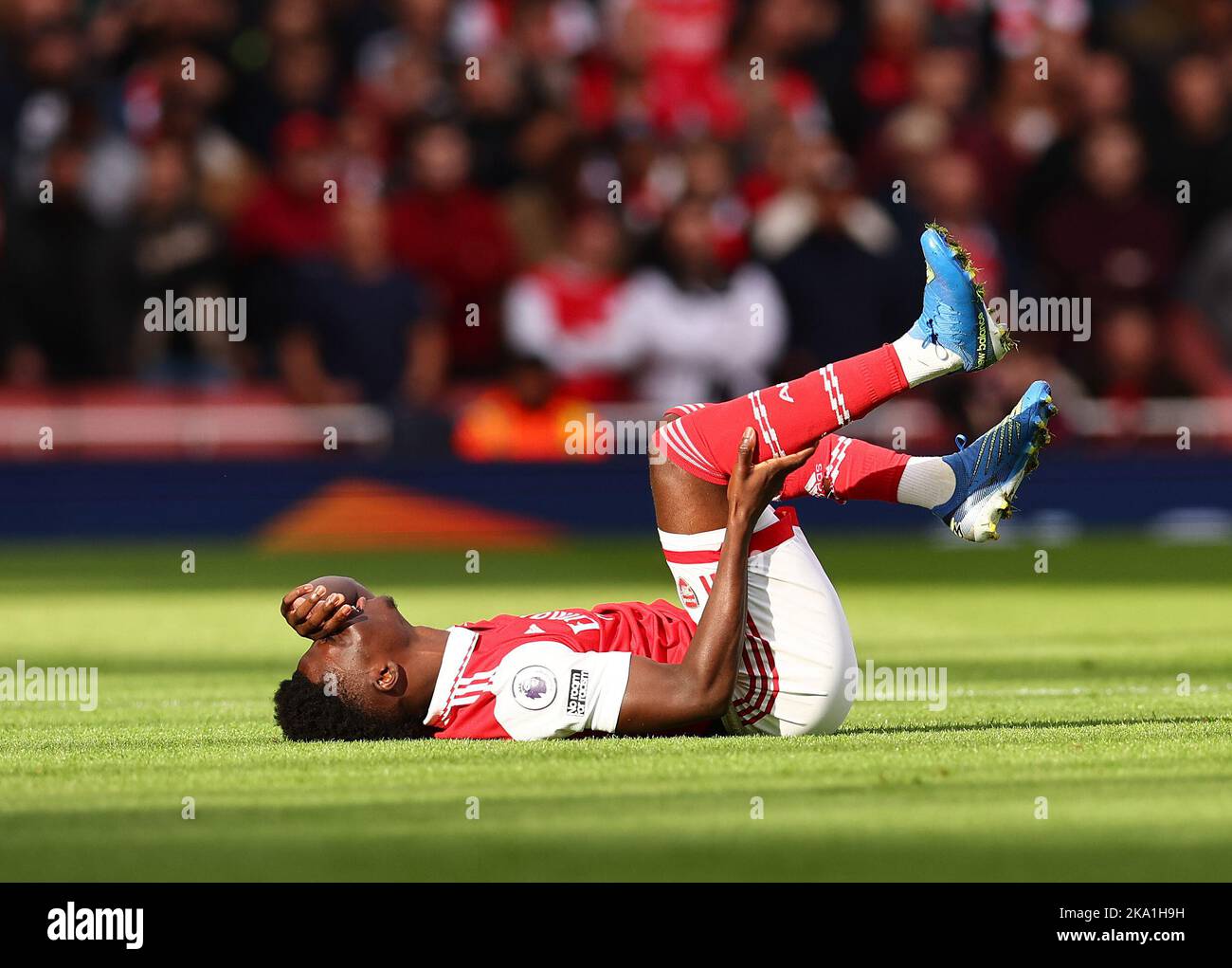 Londres, Royaume-Uni. 30th octobre 2022. Bukayo Saka, d'Arsenal, se blesse dans ce match de Renan Lodi, de la forêt de Nottingham, lors du match de la Premier League au stade Emirates, à Londres. Le crédit photo devrait se lire: David Klein/Sportimage crédit: Sportimage/Alay Live News Banque D'Images