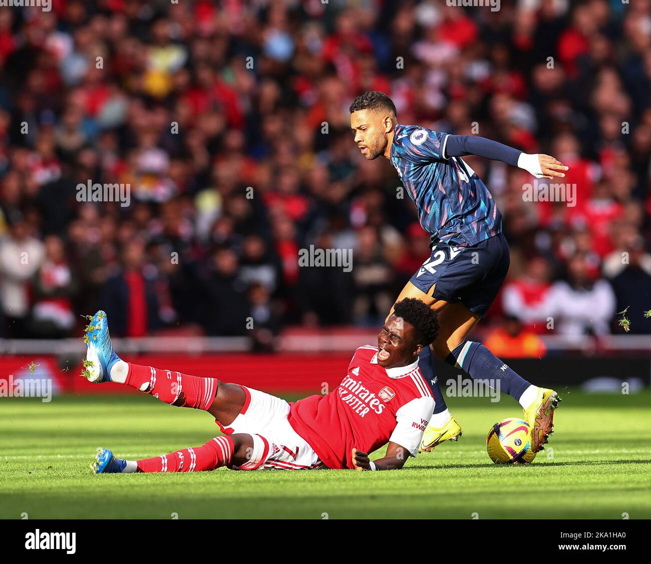 Londres, Royaume-Uni. 30th octobre 2022. Bukayo Saka, d'Arsenal, se blesse dans ce match de Renan Lodi, de la forêt de Nottingham, lors du match de la Premier League au stade Emirates, à Londres. Le crédit photo devrait se lire: David Klein/Sportimage crédit: Sportimage/Alay Live News Banque D'Images