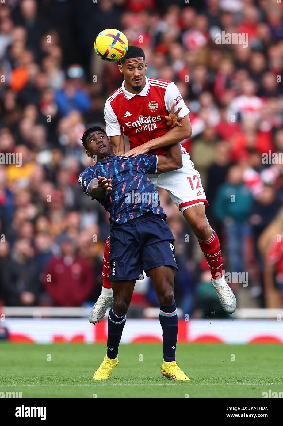 Londres, Royaume-Uni. 30th octobre 2022. William Saliba d'Arsenal avec Taiwo Awoniyi de la forêt de Nottingham pendant le match de la première ligue au stade Emirates, Londres. Le crédit photo devrait se lire: David Klein/Sportimage crédit: Sportimage/Alay Live News Banque D'Images