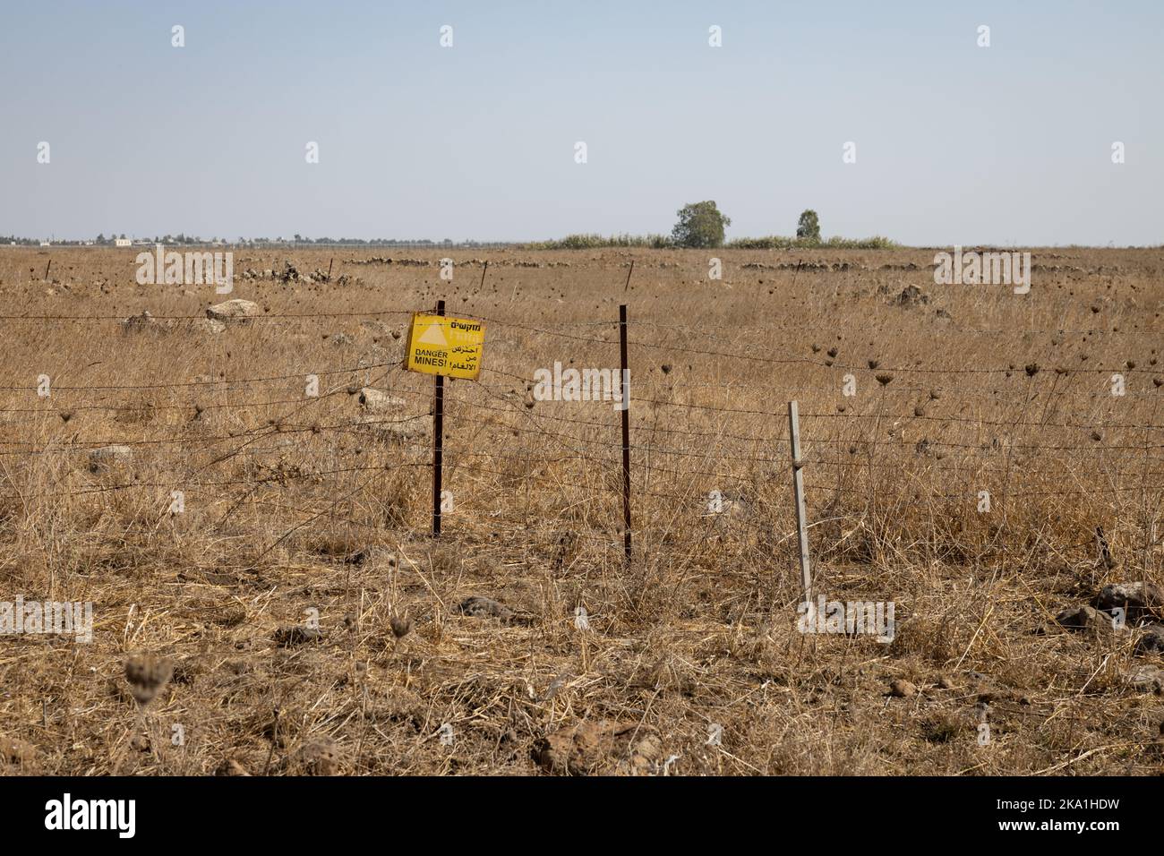 Panneau d'avertissement du champ de mines en hébreu, anglais et arabe, plateau du Golan, Israël Banque D'Images