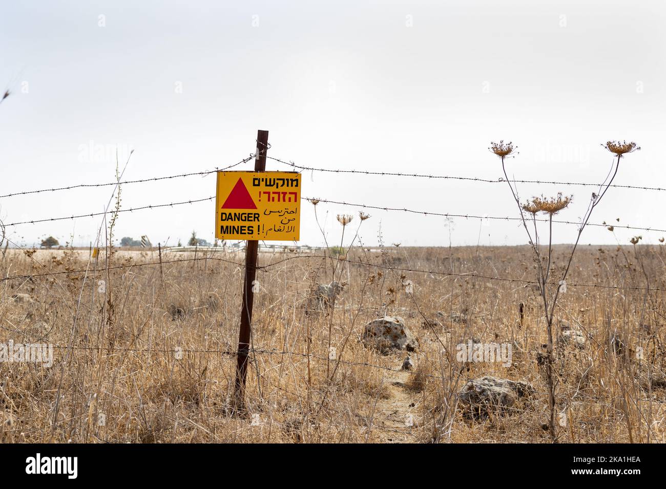 Panneau d'avertissement du champ de mines en hébreu, anglais et arabe, plateau du Golan, Israël Banque D'Images