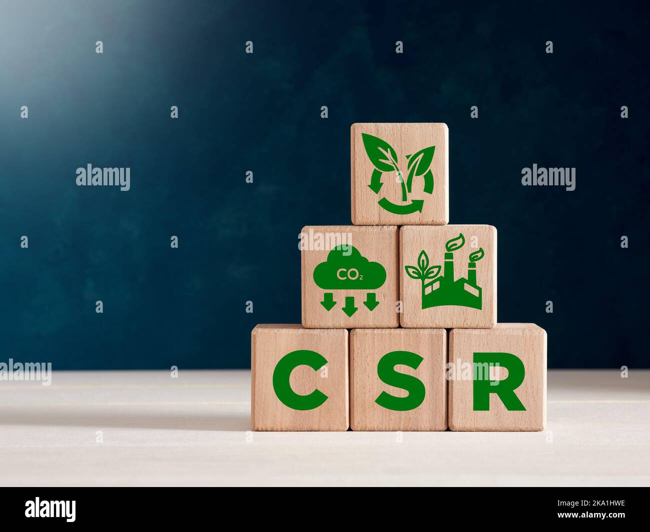 RSE responsabilité sociale des entreprises, durabilité ou concept de développement durable. Cubes en bois avec icônes CSR. Banque D'Images