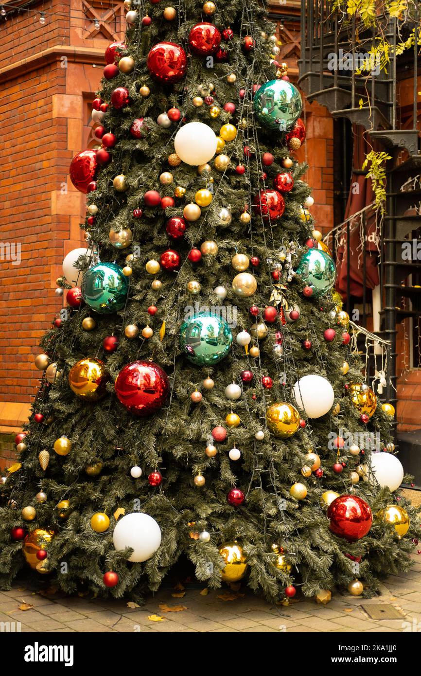 Vue verticale partielle d'un arbre de Noël décoré à l'extérieur Banque D'Images