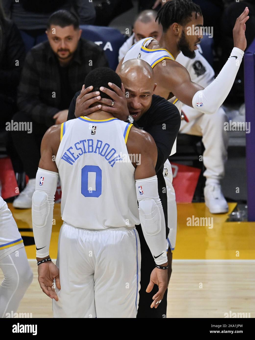 Los Angeles, États-Unis. 30th octobre 2022. L'entraîneur des Lakers de Los Angeles, Darlin Ham, donne un hug au gardien Russell Westbrook dans la deuxième moitié de leur match de la NBA contre les Nuggets de Denver au stade Crypto.com de Los Angeles, dimanche, 30 octobre 2022. Westbrook a terminé avec 18 points, huit rebonds et huit aides dans la première victoire de la saison des Lakers. Photo de Jim Ruymen/UPI crédit: UPI/Alay Live News Banque D'Images