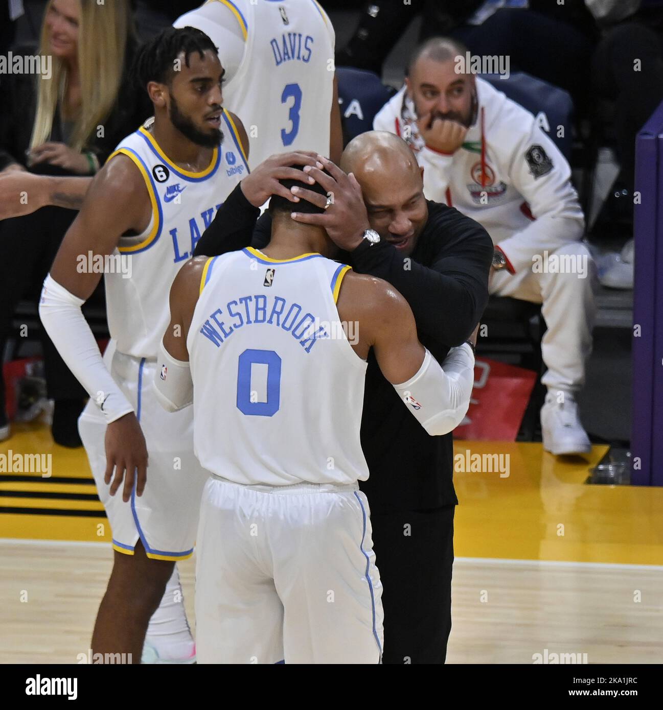 Los Angeles, États-Unis. 30th octobre 2022. L'entraîneur des Lakers de Los Angeles, Darlin Ham, donne un hug au gardien Russell Westbrook dans la deuxième moitié de leur match de la NBA contre les Nuggets de Denver au stade Crypto.com de Los Angeles, dimanche, 30 octobre 2022. Westbrook a terminé avec 18 points, huit rebonds et huit aides dans la première victoire de la saison des Lakers. Photo de Jim Ruymen/UPI crédit: UPI/Alay Live News Banque D'Images