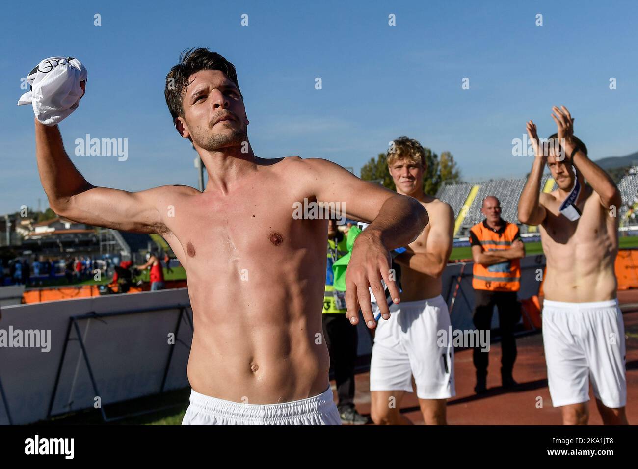 Berat Djimsiti d'Atalanta BC lance son maillot aux fans à la fin de la série Un match de football entre Empoli FC et Atalanta BC à Carlo Castell Banque D'Images