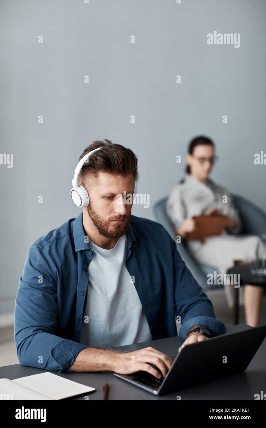 Étudiant confiant de cours en ligne dans le casque travaillant sur le projet ou de réaliser une affectation à domicile donnée par le professeur après la leçon Banque D'Images