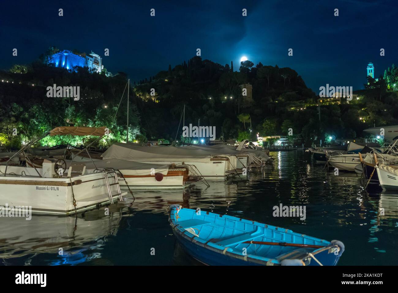 Castello Brown et Chiesa di San Giorgio sont fiers dans le clair de lune au-dessus du magnifique port ligurien de Portofino en Italie du Nord. Septembre 2022 Banque D'Images