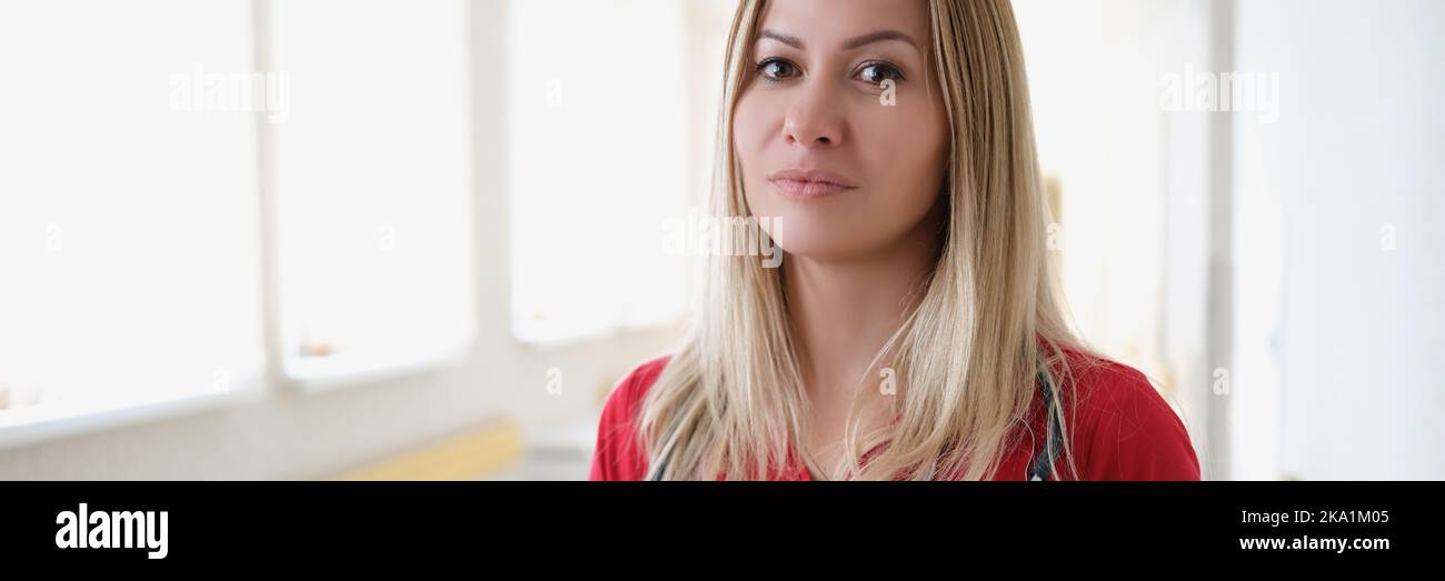 Portrait de la jeune femme médecin dans le couloir de l'hôpital Banque D'Images