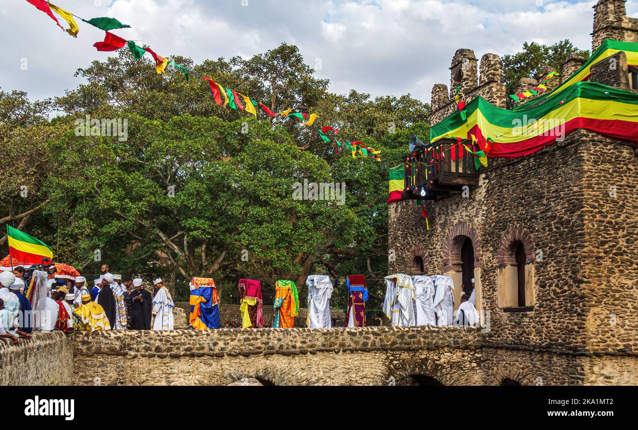 GONDAR, ETHIOPIE - 18 JANVIER 2019: Prêtres orthodoxes éthiopiens quittant la maison de bain de Fasilides en portant le tabot. Banque D'Images