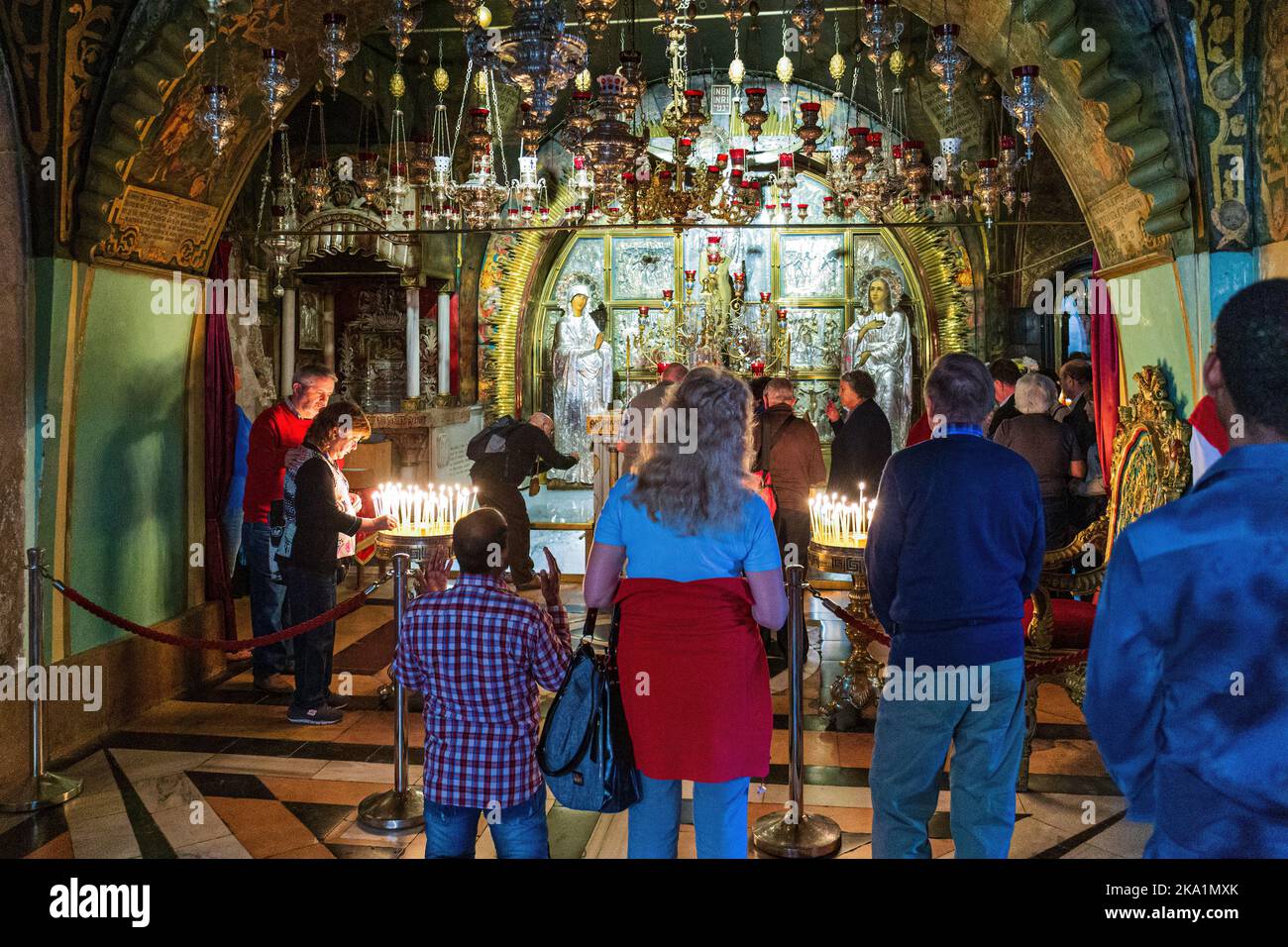 JÉRUSALEM, ISRAËL - 21 SEPTEMBRE 2022 : les gens prient sur le site traditionnel de Golgotha dans l'Église du Saint-Sépulcre. L'église est Banque D'Images