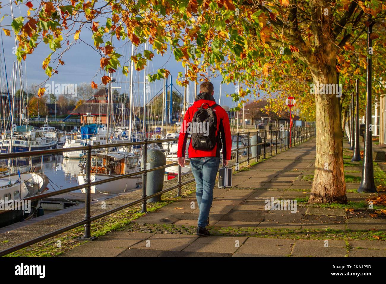 Preston, Lancashire. Météo au Royaume-Uni, 31 octobre 2022. Litière de feuilles à la fin de l'automne , chute automnale des feuilles des arbres à feuilles caduques, sur un début chaud et ensoleillé à la journée dans le nord-ouest comme le soleil s'élève au-dessus de Preston Docks. Les températures douces se poursuivent tandis que les résidents de la région profitent d'un léger exercice le long de Riverside Walk, une partie de navigation Way dans les Docklands. Crédit; MediaWorldImages/AlamyLiveNews Banque D'Images