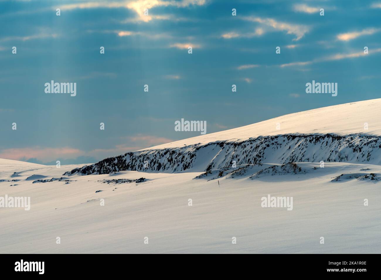 Montagne sous la neige en hiver à Zlatibor, Serbie le jour de la fonte Banque D'Images