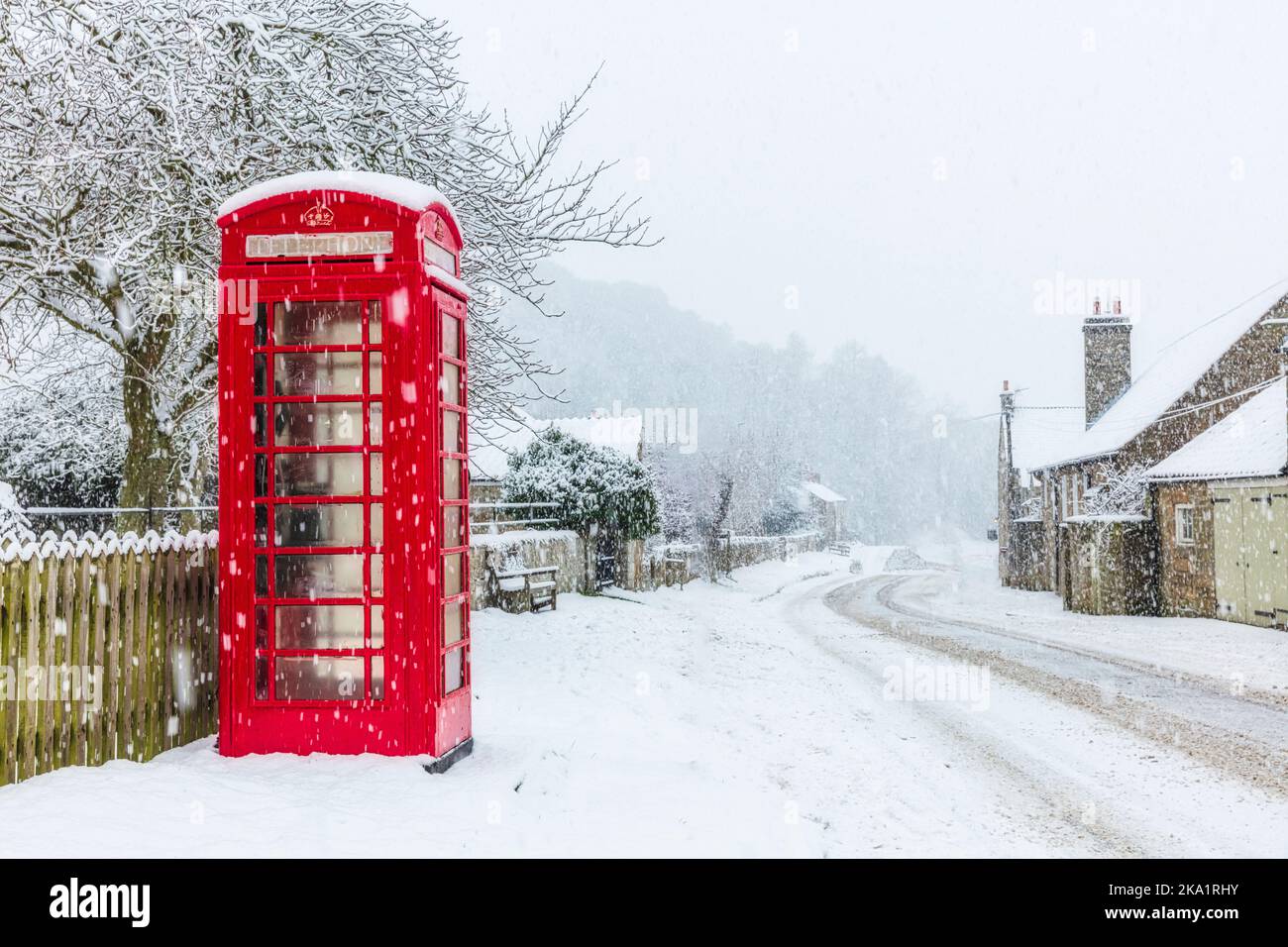 Une boîte téléphonique rouge et de la neige en hiver au parc national Hutton le Hole The North Yorkshire Moors, au Royaume-Uni Banque D'Images