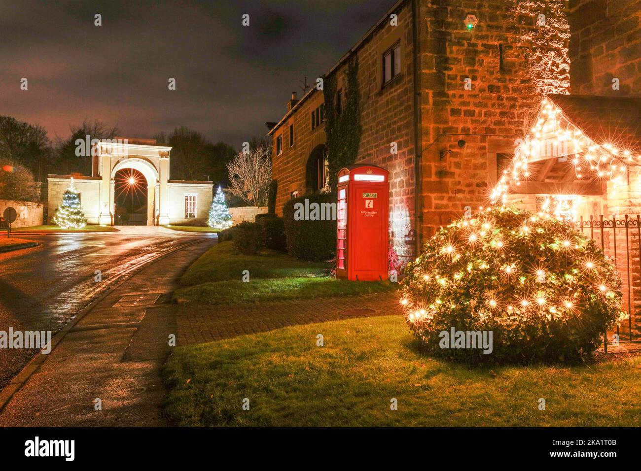 Illuminations de Noël et un téléphone rouge lumineux à Follifoot, North Yorkshire, Royaume-Uni Banque D'Images