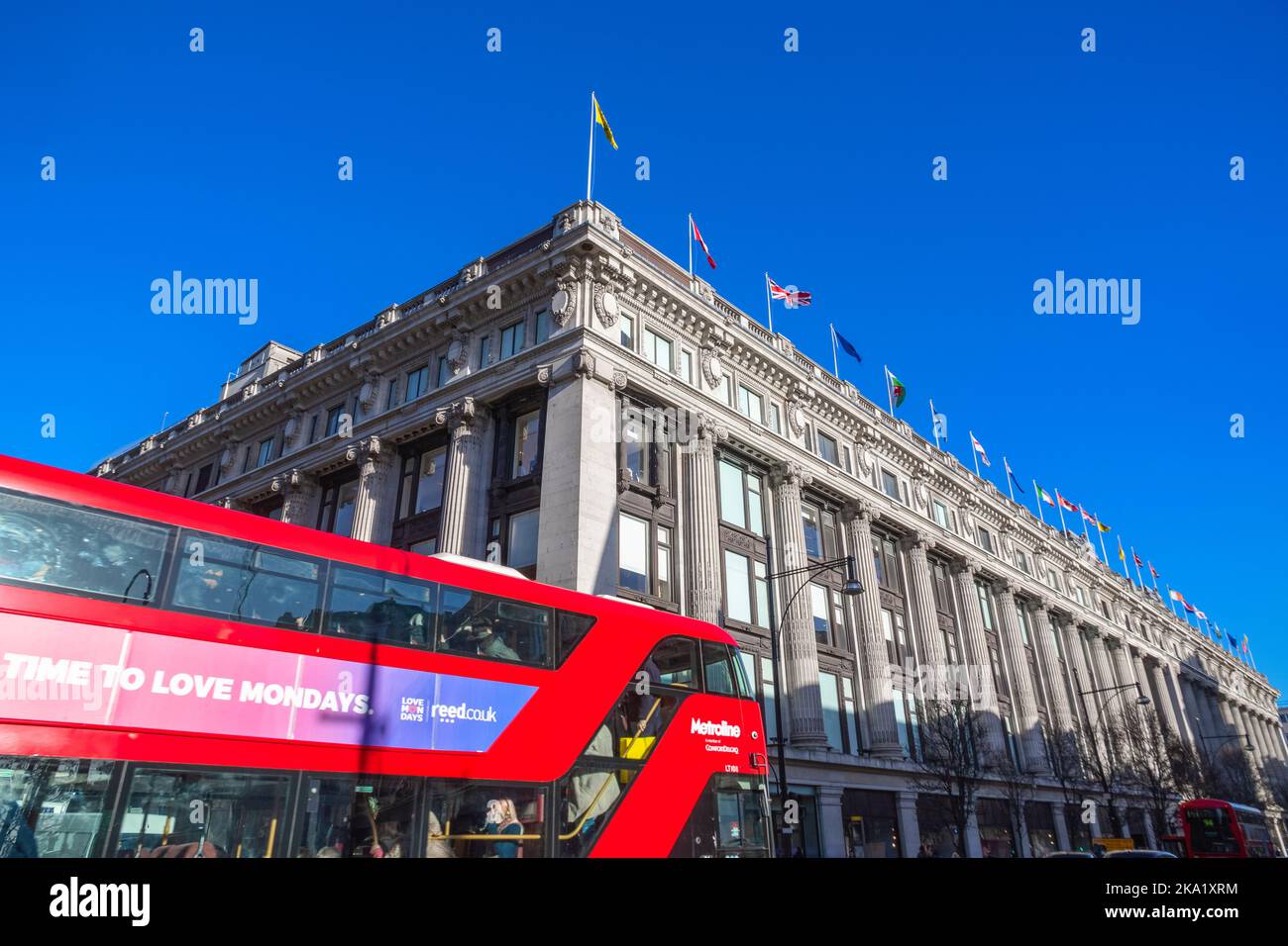 Londres, Royaume-Uni - 04 décembre 2021 - Selfridges grands magasins avec un bus à deux étages passant à l'avant-plan Banque D'Images
