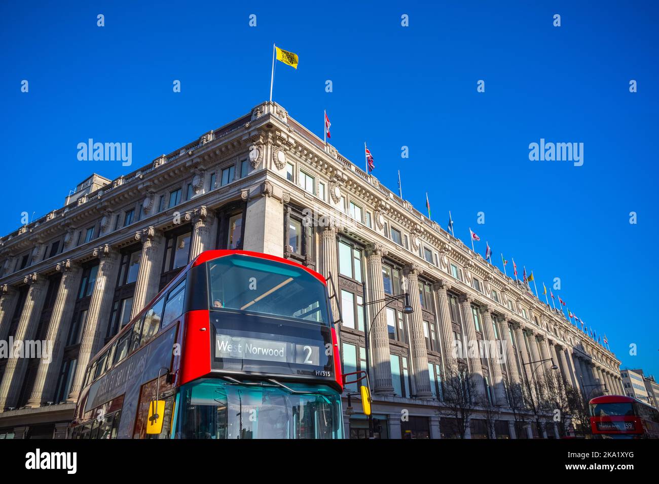 Londres, Royaume-Uni - 04 décembre 2021 - Selfridges grands magasins avec un bus à deux étages passant à l'avant-plan Banque D'Images