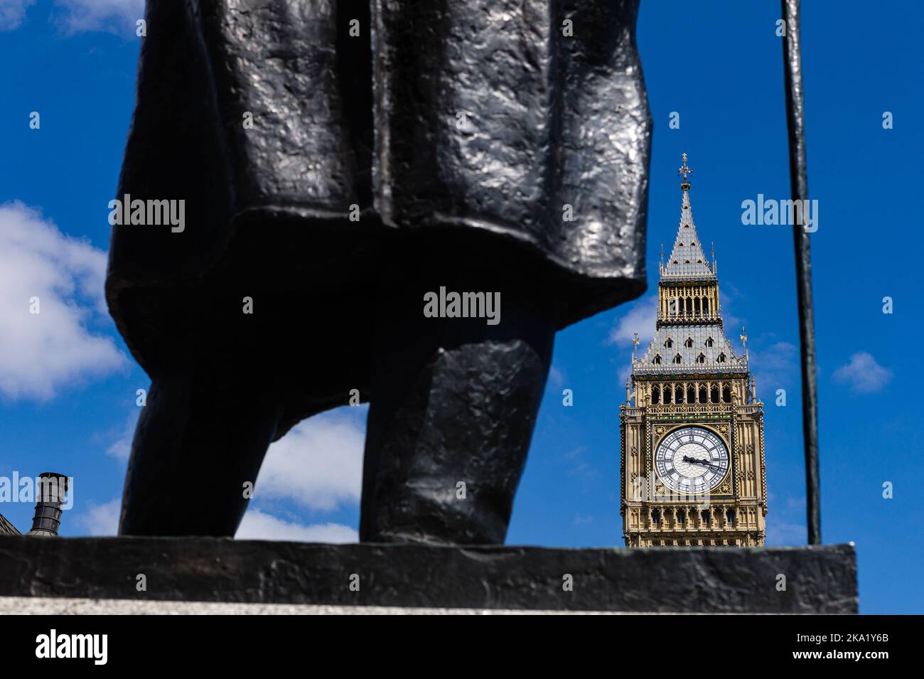 La statue de Winston Churchill sur la place du Parlement, à Londres, montrant comment Winston regarde Big Ben et les chambres du Parlement. Banque D'Images