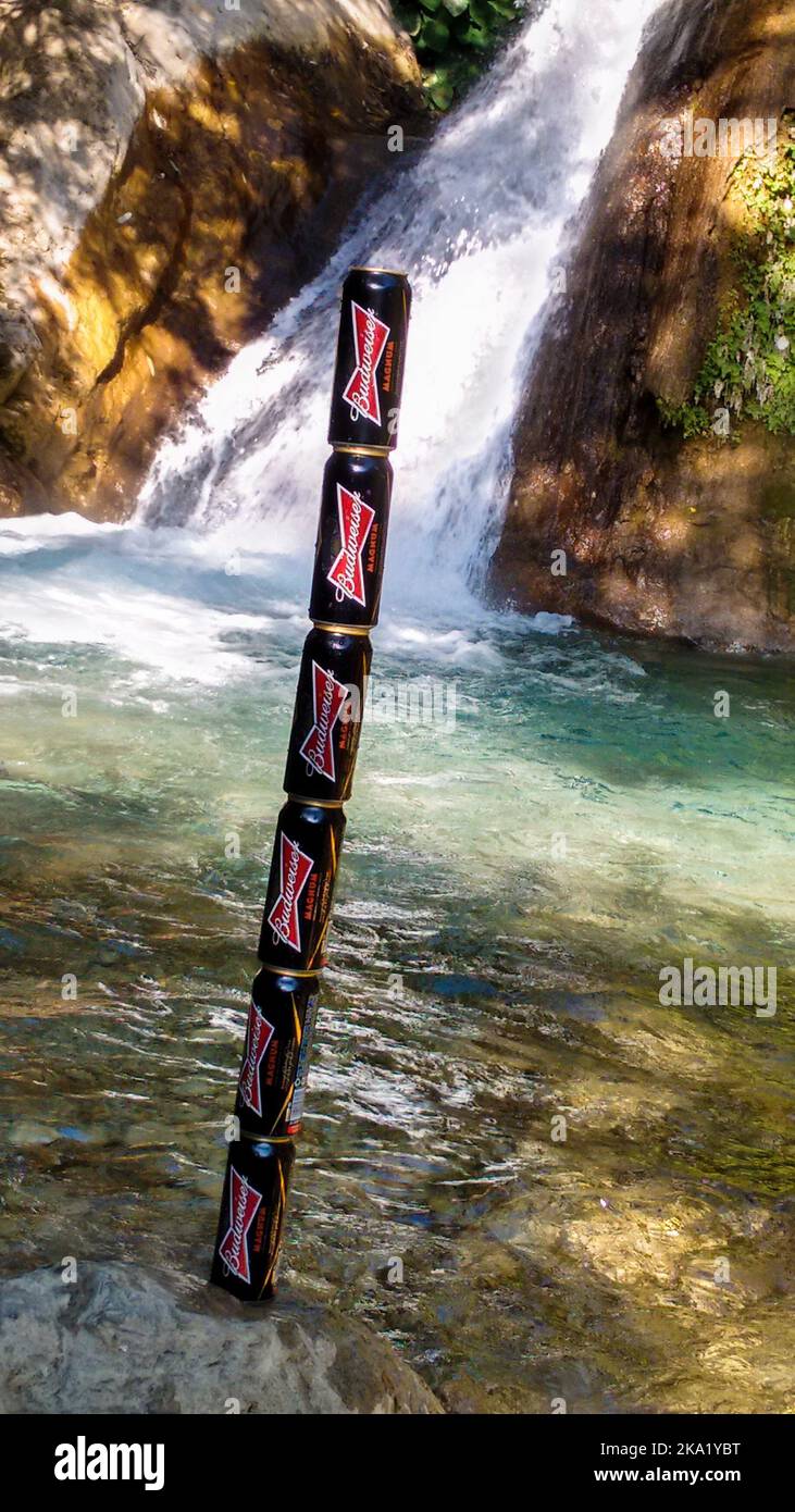 12 décembre 2012 Dehradun Inde. Des canettes de bière l'une sur l'autre avec une cascade à l'arrière-plan pendant une fête de bière en plein air. Banque D'Images