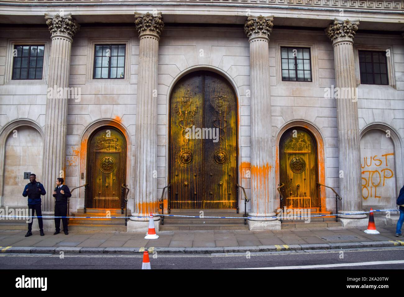 Londres, Royaume-Uni. 31st octobre 2022. Les activistes de Just Stop Oil ont pulvérisé de la peinture orange sur la Banque d'Angleterre et ont pulvérisé la façade avec des messages alors qu'ils poursuivent leurs protestations exigeant que le gouvernement cesse d'émettre de nouvelles licences de combustibles fossiles. Credit: Vuk Valcic/Alamy Live News Banque D'Images