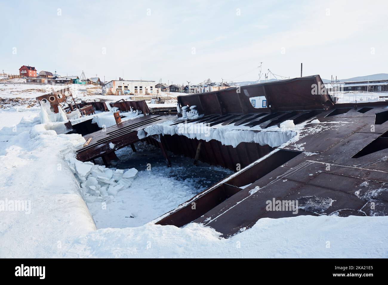 Lac Baikal en hiver, navire en contrebas, Sibérie, Russie Banque D'Images