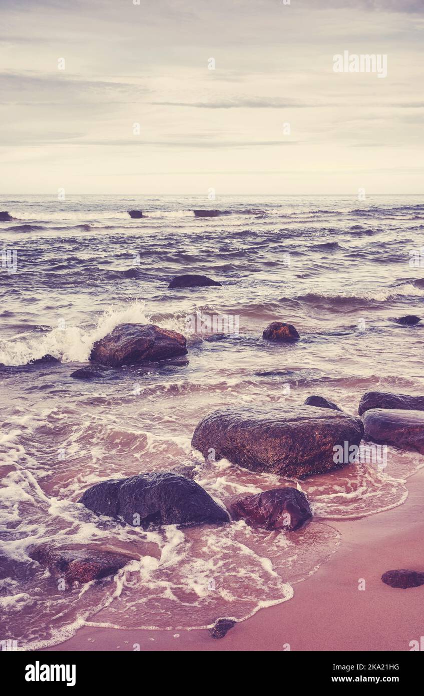Image de plage aux tons rétro avec rochers. Banque D'Images