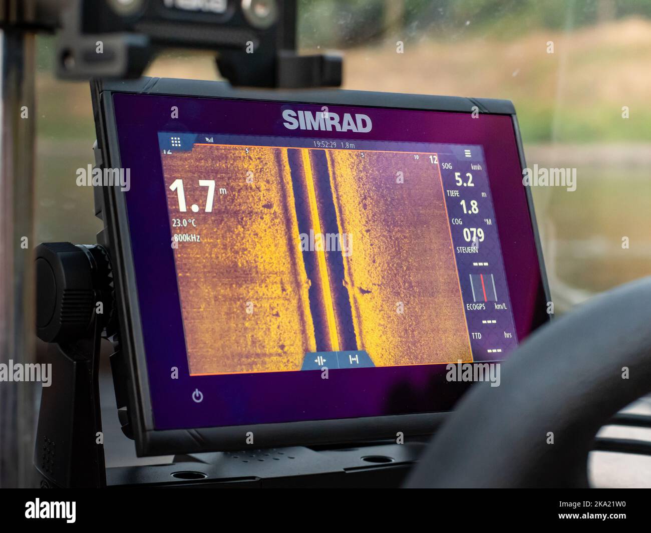 Appareil de navigation GPS Simrad dans un bateau. Le sonar et le radar ...