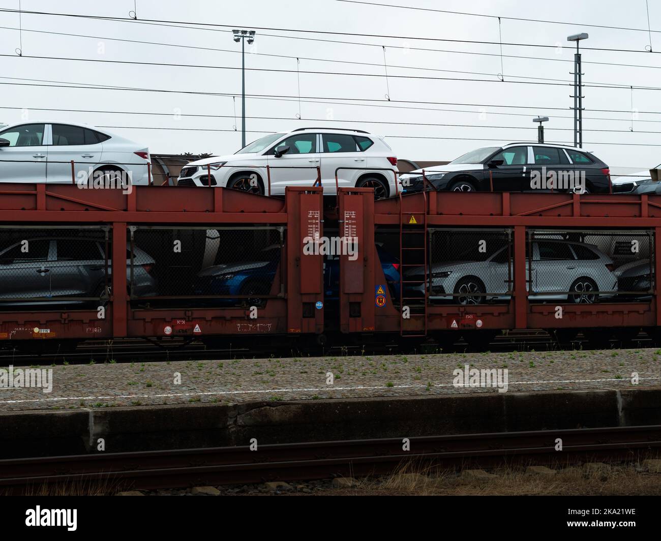 Les nouvelles voitures Cupra et les Skodas sont expédiées par un énorme train. Transport de marchandises sur le chemin de fer. Le secteur automobile est important pour l'économie. Banque D'Images