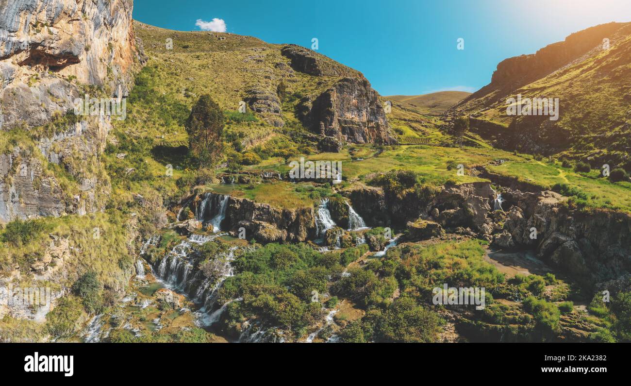 Vue panoramique sur les piscines naturelles turquoise de Millpu. Lagons turquoise près d'Ayacucho. PÉROU Banque D'Images