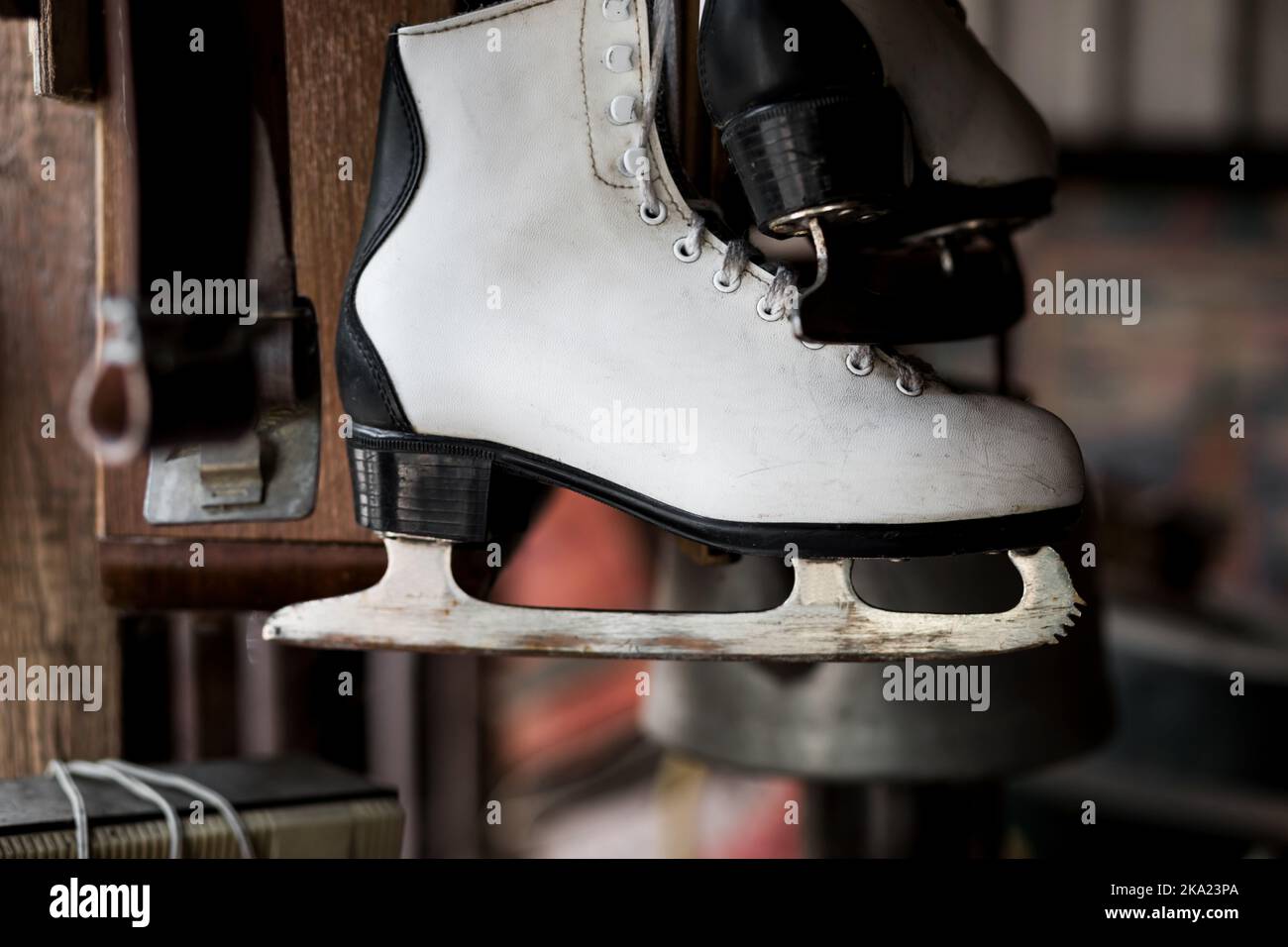 Vieux patin à glace rétro. Skate de hockey vintage. Mise au point sélective Banque D'Images