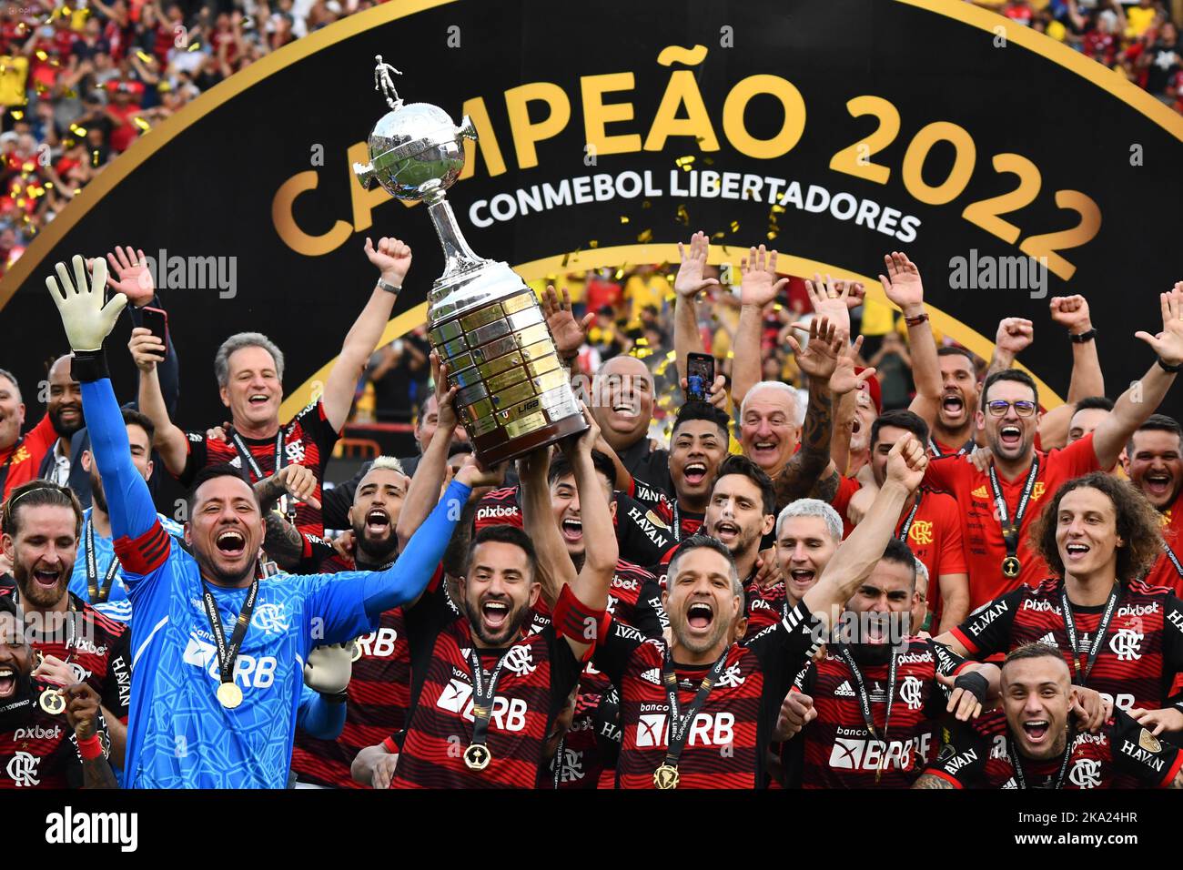 Diego Alves, Éverton Ribeiro, Diego Ribas e os do Flamengo, comoram o título após a partida entre Flamengo e Athletico, Pela final da Copa Libertadores 2022, no Estádio Monumental Isidro Romero Carbo neste sábado 29. Banque D'Images