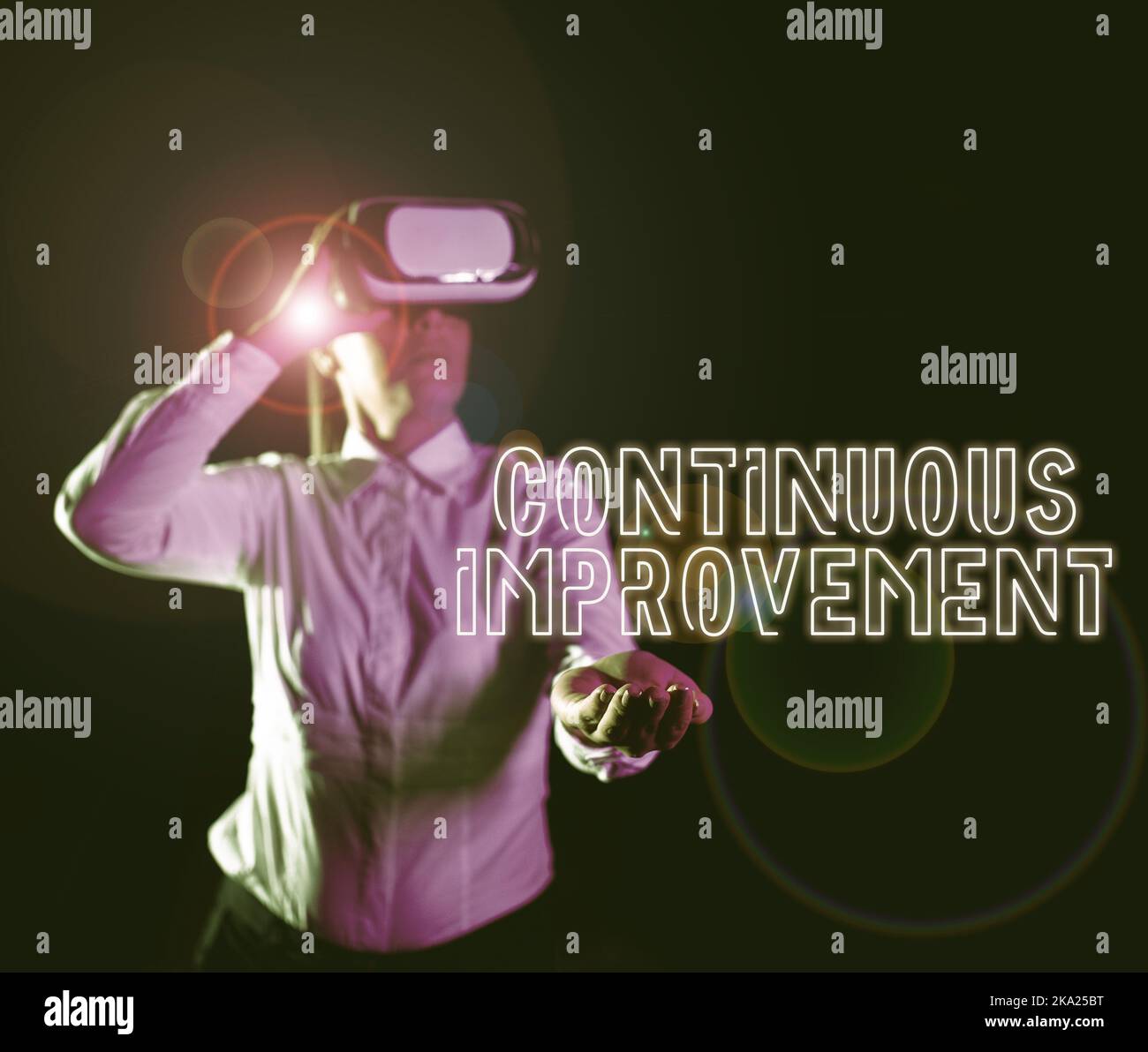 Légende présentant l'amélioration continue. Internet concept faire de petites améliorations cohérentes avec le temps femme prenant la formation professionnelle Banque D'Images