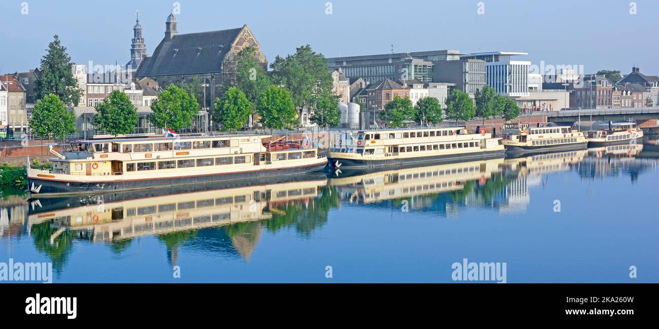 Maastricht River Meuse paysage urbain au bord de l'eau tôt le matin vue amarrée excursions bateaux et réflexions sur le bord de la rivière Limbourg pays-Bas Europe Banque D'Images