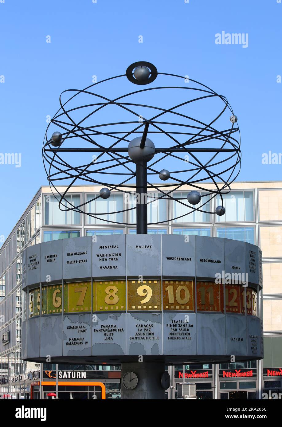 BERLIN, ALLEMAGNE-FÉVRIER 27:l'horloge mondiale, également connue sous le nom d'horloge mondiale Urania, est une grande horloge mondiale de type tourelle. 27 février, 2015 à Berlin, G Banque D'Images