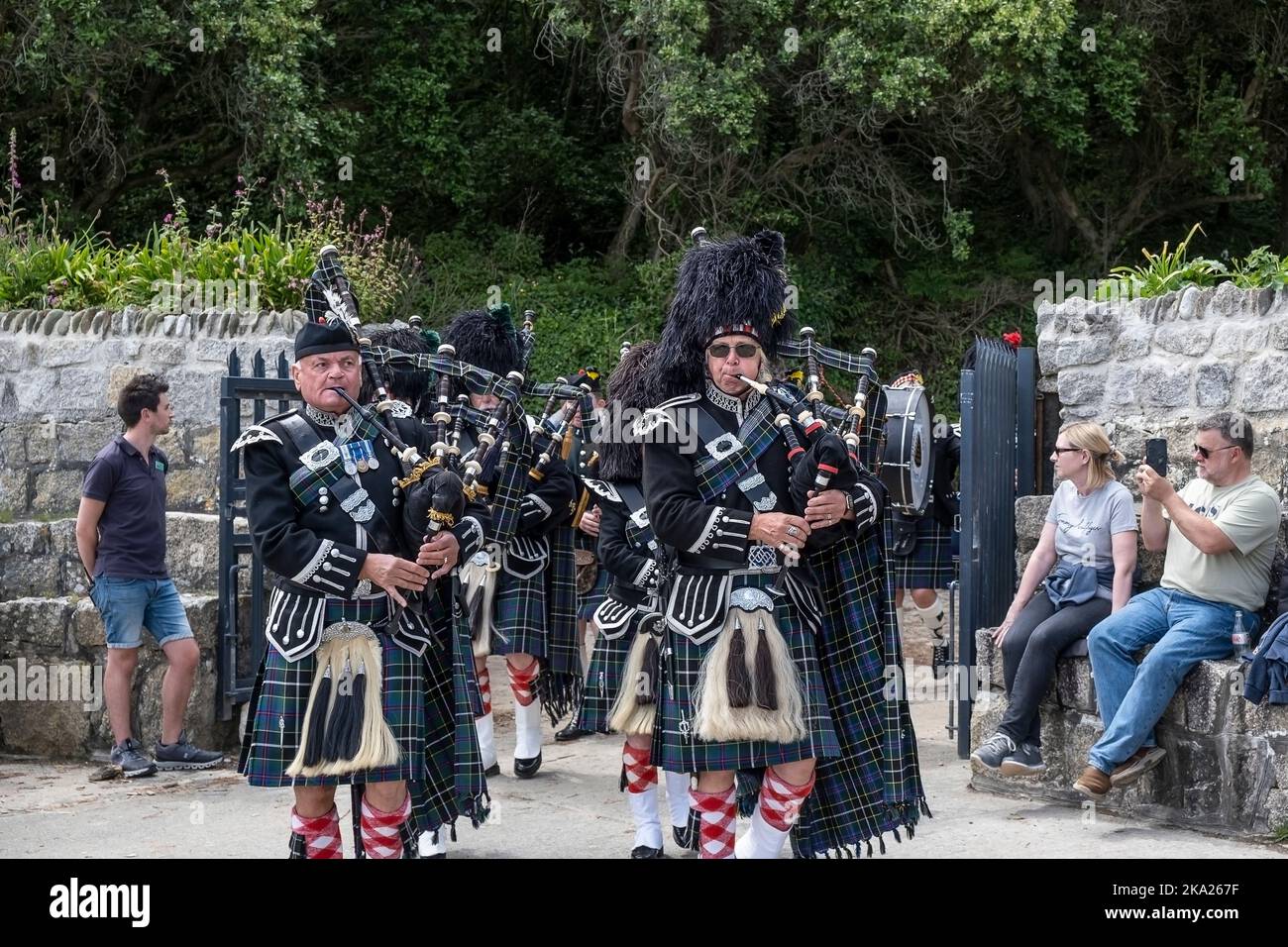 Le Kernow Pipe and Drums arrivant sur la plage de Polgwidden Cove pour le redication des monuments commémoratifs aux Forces aéroportées alliées et aux forces unies Banque D'Images