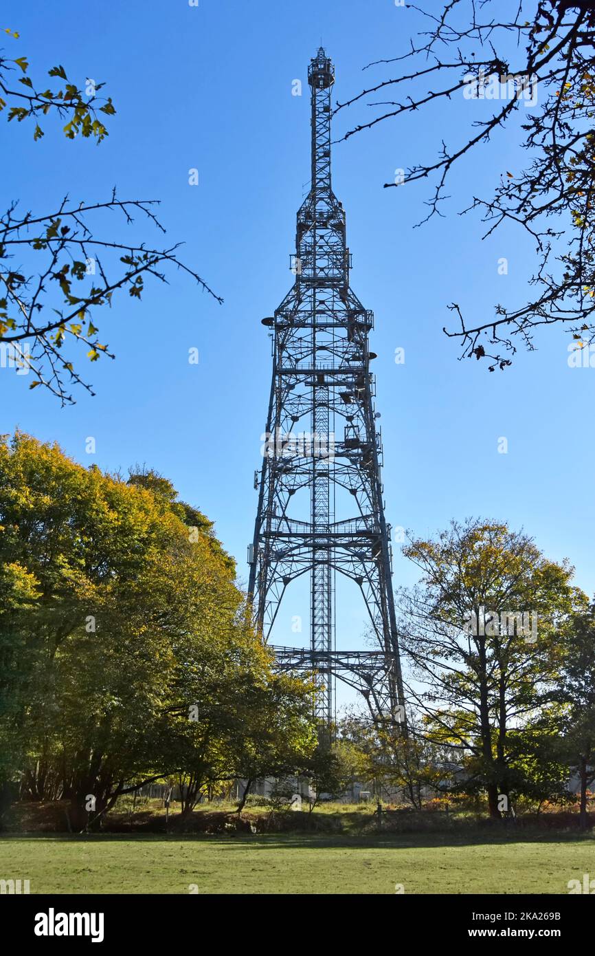 Radio mât de British Telecom avec antennes et antennes satellite de télécommunication assorties avec des bâtiments d'équipement associés dans un emplacement rural Essex UK Banque D'Images