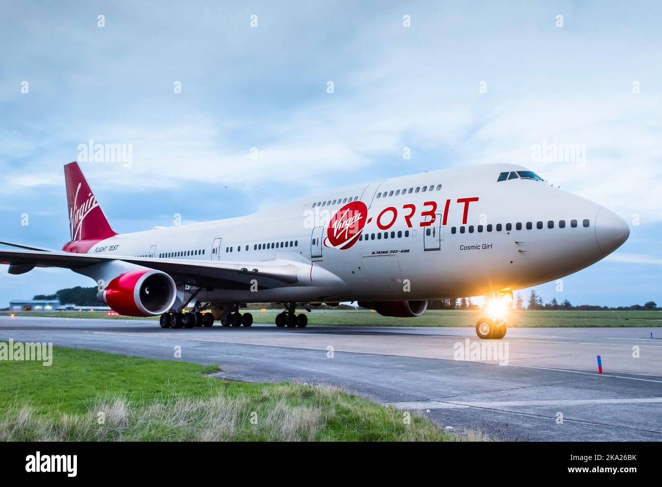 The Virgin Orbit, Cosmic Girl, a 747-400, a converti en plate-forme de lancement de fusée en train de rouler jusqu'à un arrêt sur la piste du Spaceport Cornwall à Newquay, E Banque D'Images