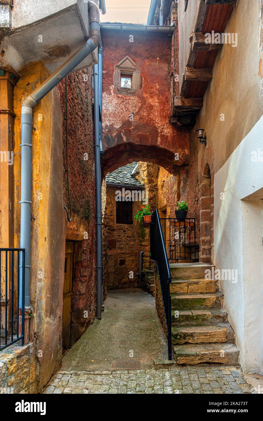 Vue typique d'une ruelle médiévale française et des bâtiments attenants, dans le village Aubrac de St Come d'Olt. Banque D'Images