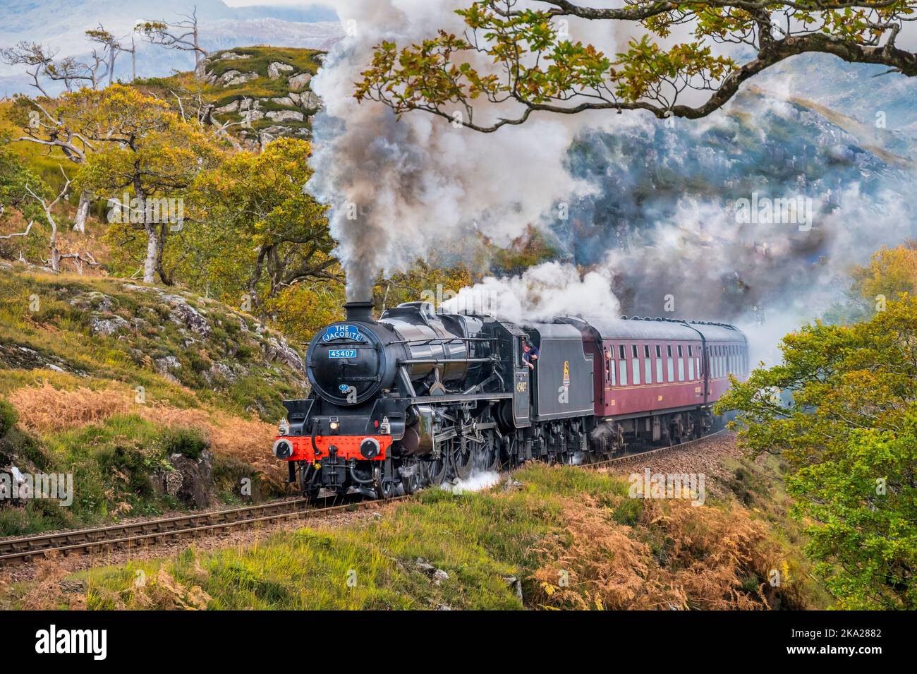 Sortie du tunnel de la gare de Bleadale sur la ligne de fort William à Mallaig, direction LMS Class 5MT 4-6-0 45407 train à vapeur le Lancashire Fusilier Banque D'Images