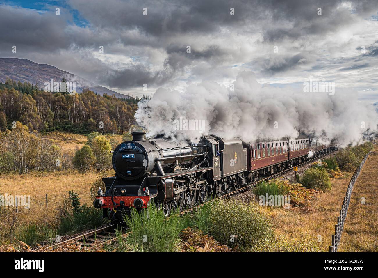 En approchant du tunnel de la gare de Bleadale sur la ligne de fort William à Mallaig, dirigé par LMS Class 5MT 4-6-0 45407 train à vapeur le Lancashire Fusilier Banque D'Images