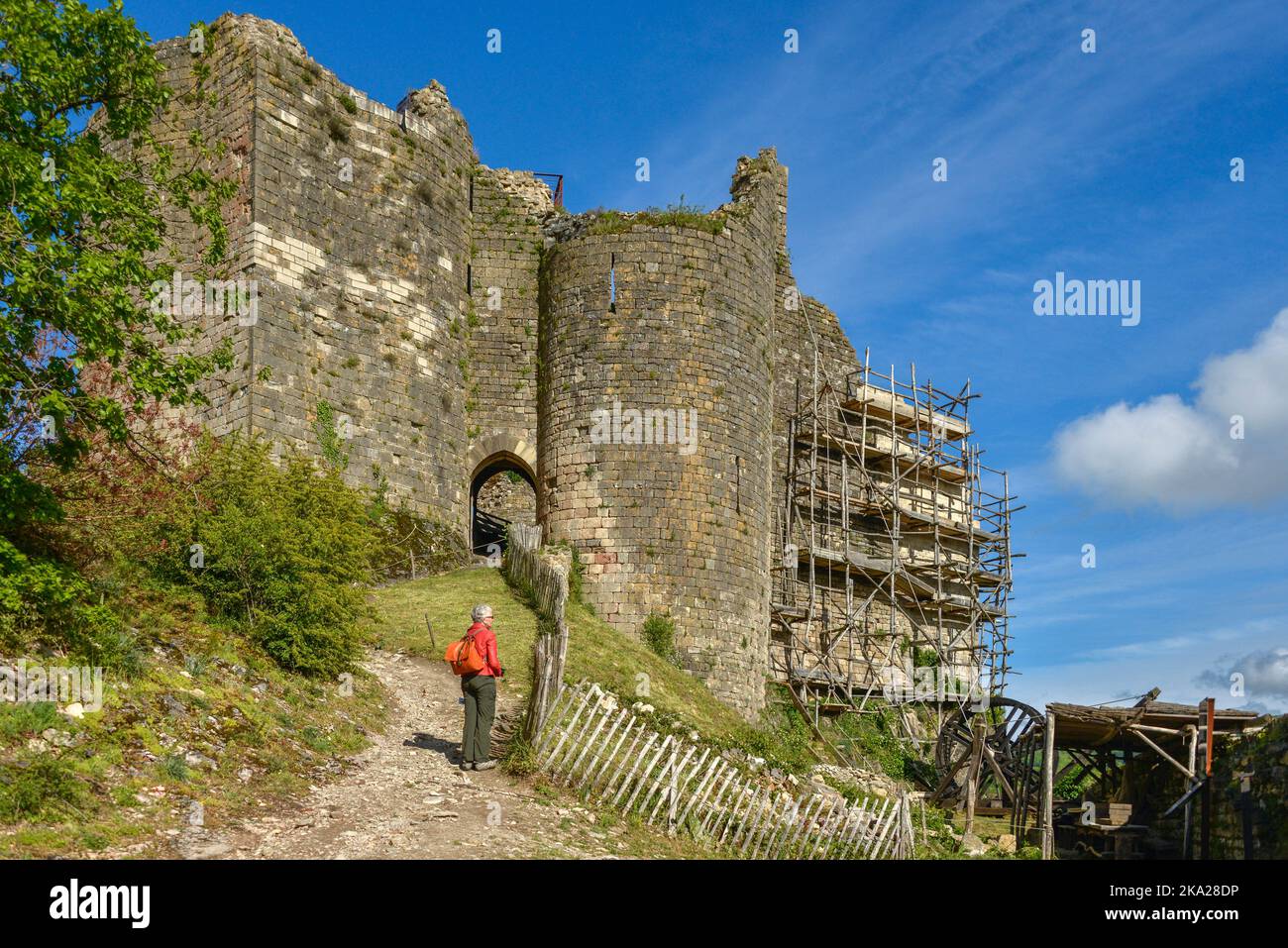 Un touriste en manteau rouge, regardant les ruines du château médiéval de Penne dans la région occitanie du sud de la France. Banque D'Images