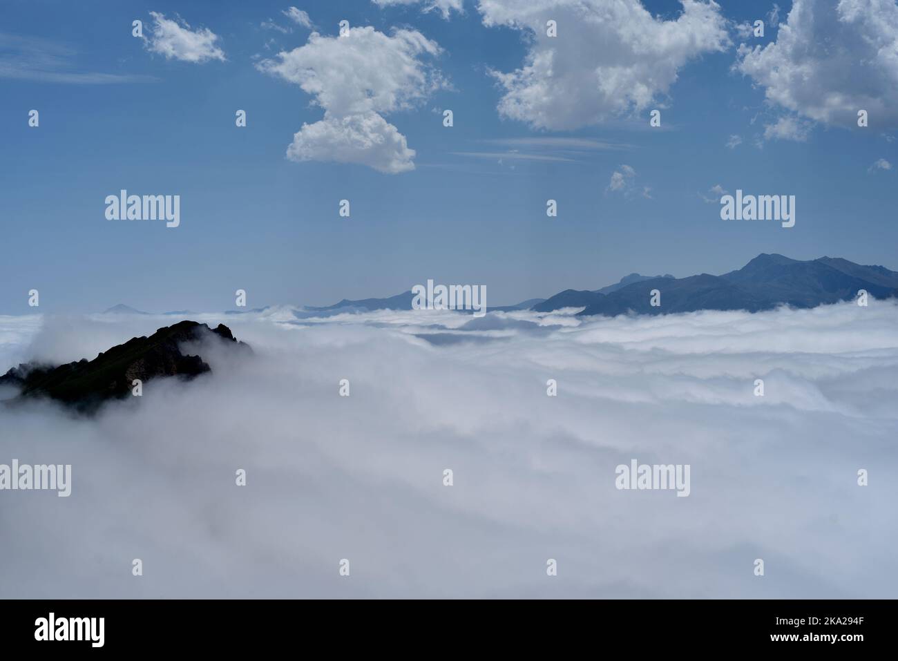 Picos de Europa et Fuentes Carriones, dans le nord de l'Espagne, s'élevant d'une mer de nuages, vu d'El Cable, la station de téléphérique supérieure. Banque D'Images