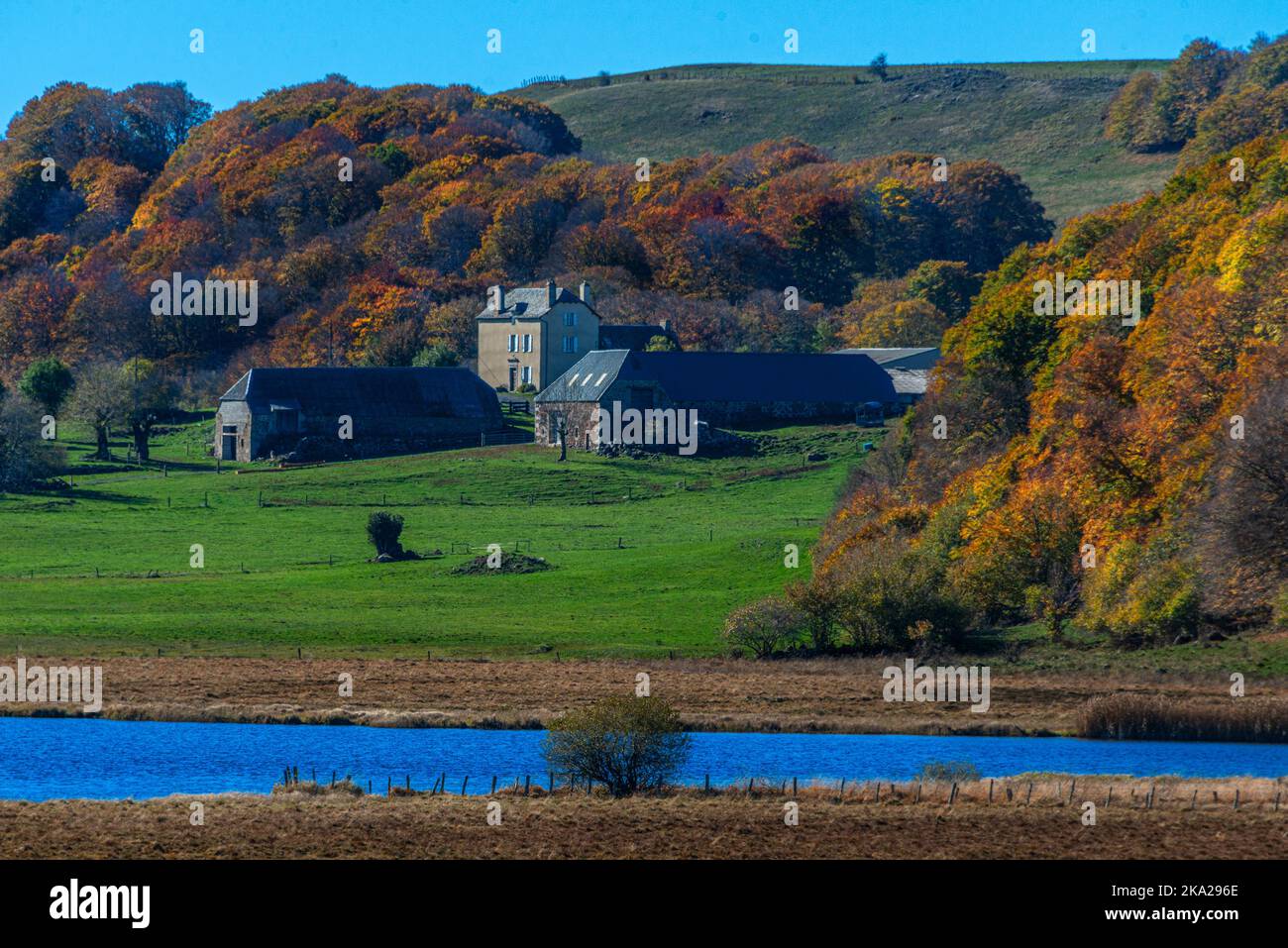 Les Salhiens et le lac, près de Nasbinals, l'Aubrac, l'Occitanie, France Banque D'Images