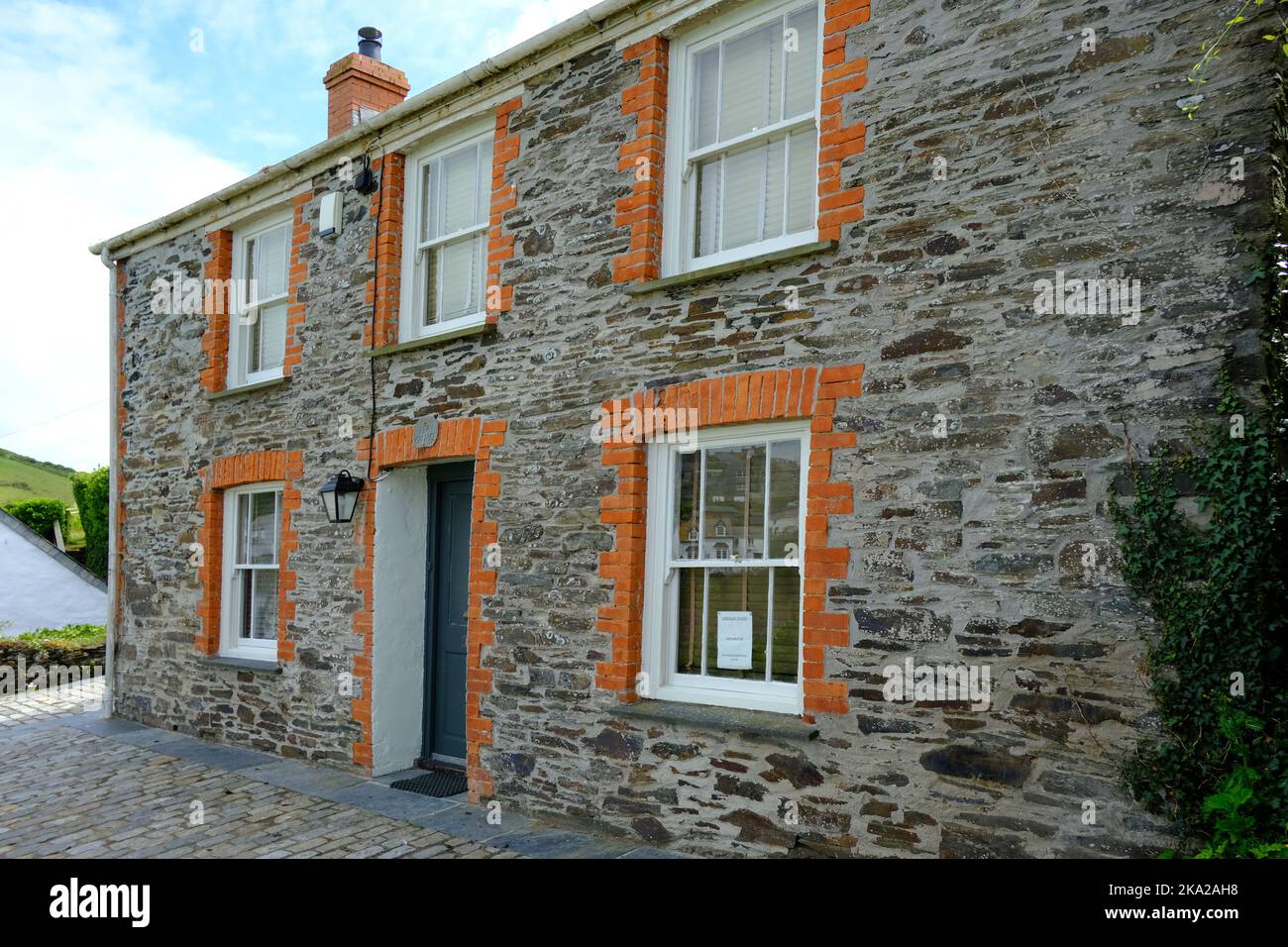 La chirurgie de DOC Martin dans la série télévisée à Port Isaac, Cornwall, IUK - John Gollop Banque D'Images