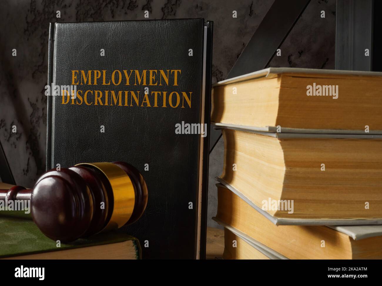 Livre avec la loi sur la discrimination en matière d'emploi et le gavel. Banque D'Images