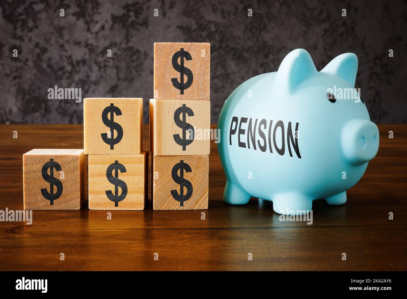 Concept de régime de retraite. Cubes avec des signes de dollar et de la banque de piggy avec mot pension. Banque D'Images