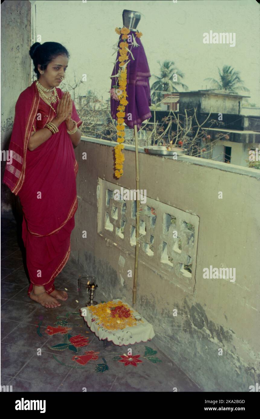 Gudhi Padwa est un festival printanier qui marque la nouvelle année traditionnelle pour les hindous de Marathi et de Konkani, mais qui est également célébré par d'autres hindous. Dans le Karnataka, l'Andhra Pradesh et le Kerala il est célébré comme Ugadi.le jour de Gudi Padwa les gens se réveillent tôt dans la matinée, nettoyer leurs maisons, Prenez un bain et décorez leur porte d'entrée avec de beaux motifs de rangoli et Gudi - qui est composé d'un morceau de tissu frais. Selon la mythologie hindoue, on dit que Lord Brahma avait créé l'univers le jour de Gudi Padwa. Banque D'Images