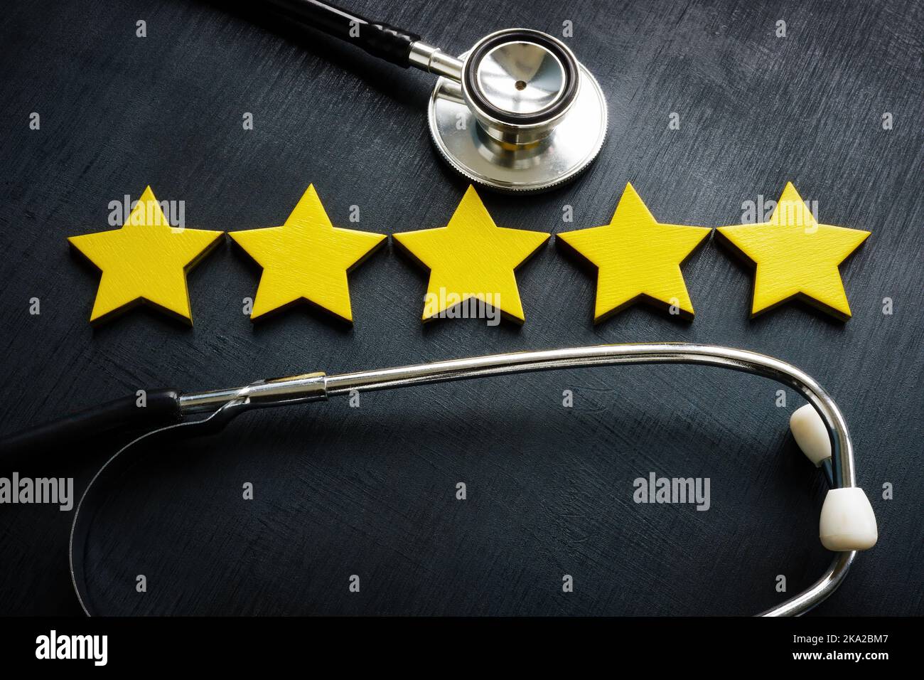 Cinq étoiles et stéthoscope comme concept de la satisfaction du patient. Banque D'Images