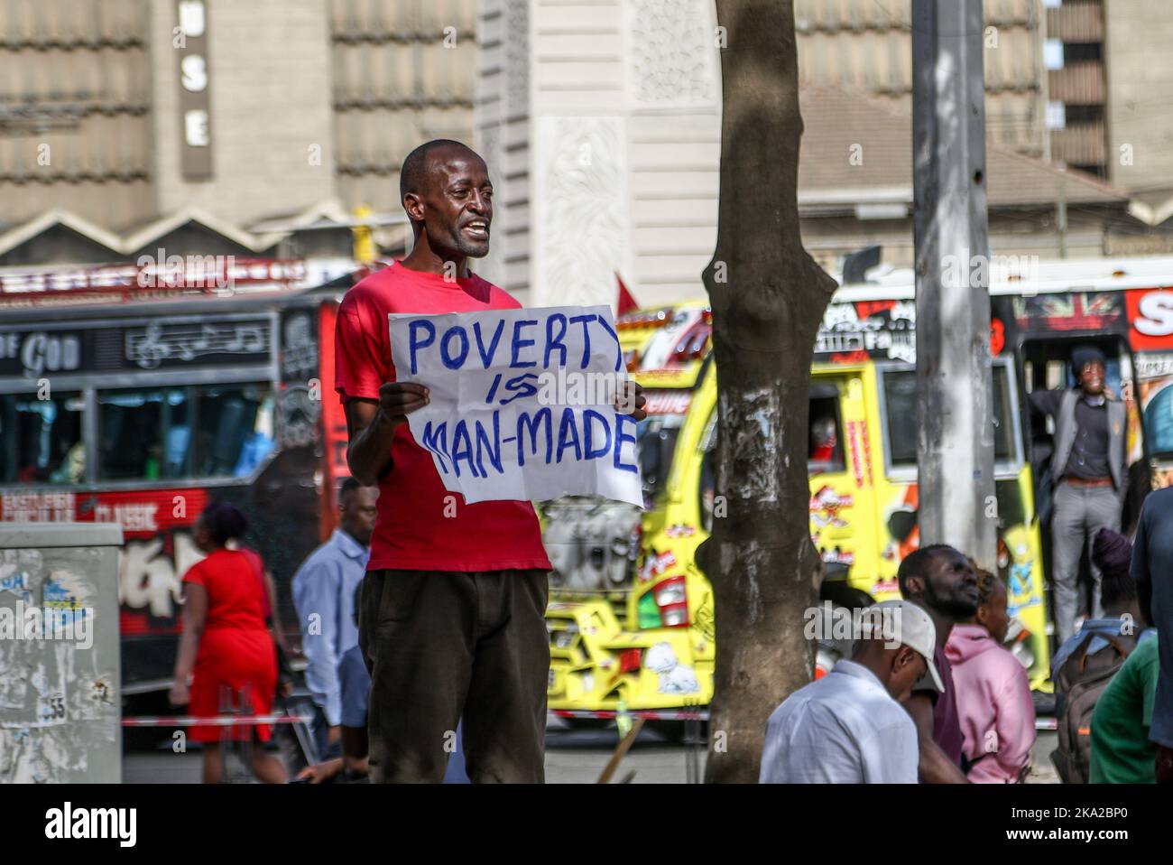 Julius Kamau, un militant kenyan des droits de l'homme qui parle en tenant une affiche qui lit « la pauvreté est faite d'homme » dans les rues du quartier central des affaires de Nairobi. Julius a été arrêté et harcelé par la police à de nombreuses reprises lors de ses manifestations contre la pauvreté et l'injustice au Kenya. En dépit de la constitution garantissant le droit de manifester et de présenter des pétitions aux autorités publiques, la police a, dans de nombreux cas, rompu les manifestations avec force brutale et arrêté illégalement les manifestants. (Photo de James Wakibia/SOPA Images/Sipa USA) Banque D'Images