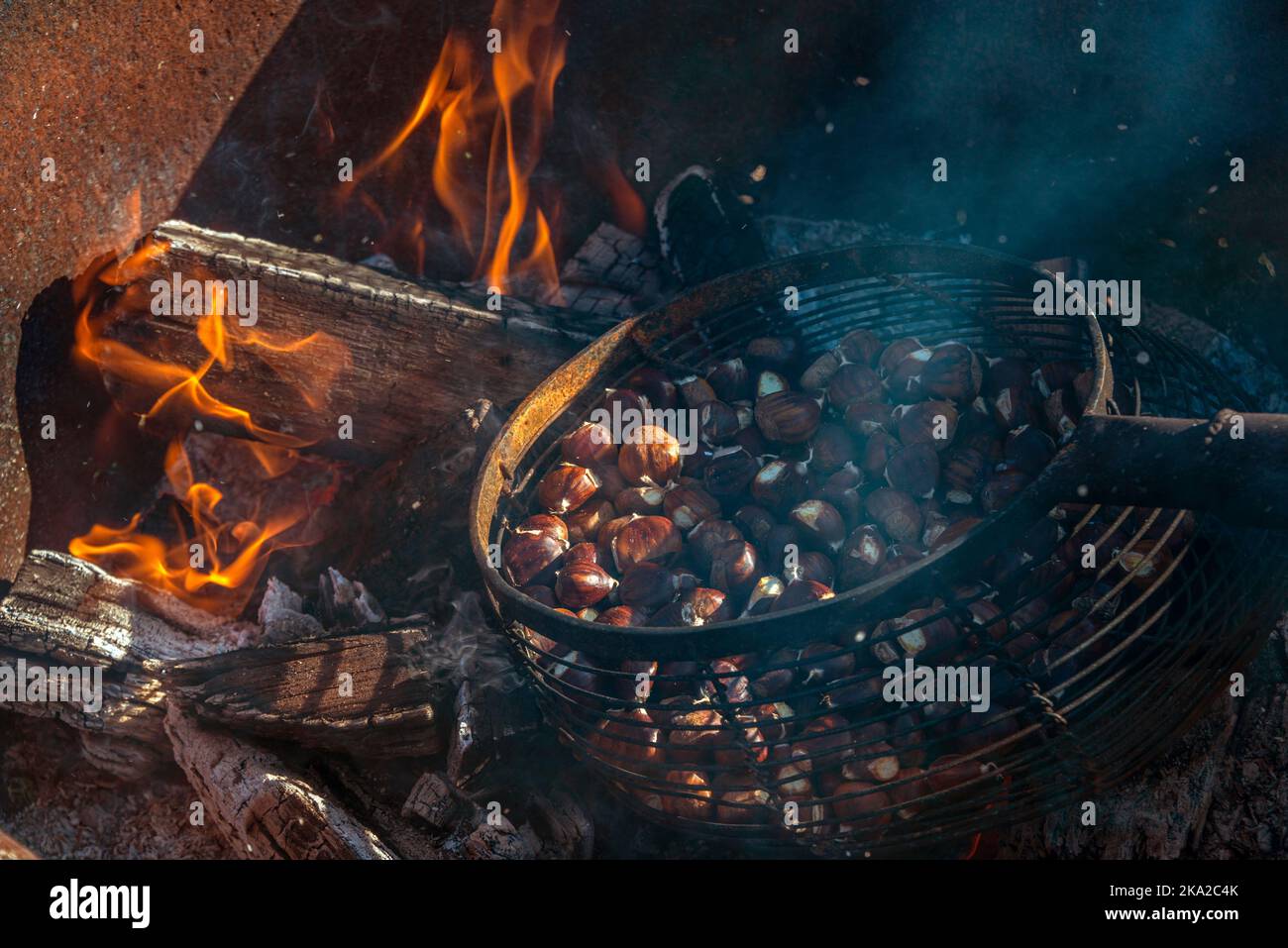 Châtaignes rôtissées sur un brazier sur un feu ouvert Banque D'Images
